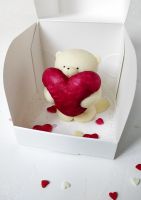 Шоколадный мишка с красным сердцем на День влюбленных
